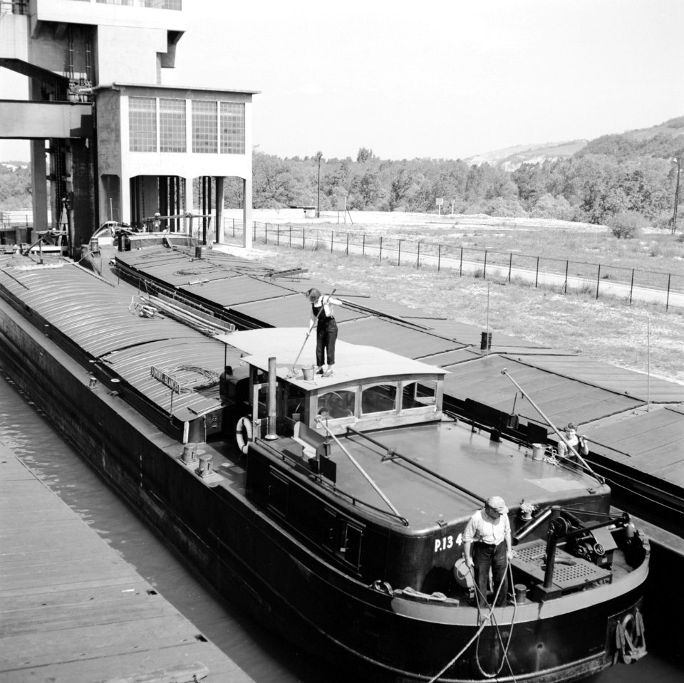 Vrouwelijke bemanningsleden aan boord van Frans binnenvaartschip Mont Blanc in d, Bestanddeelnr 254-1615