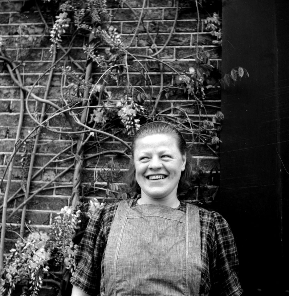 Vrouw bij een blauwe regen, Bestanddeelnr 252-1932