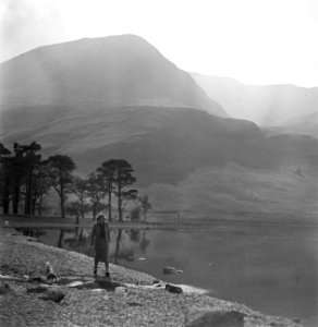 Vrouw bij een meer in het Lake District, Bestanddeelnr 254-2804