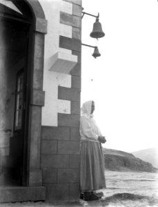 Vrouw bij de kapel van Ramocal op Madeira, Bestanddeelnr 252-1554