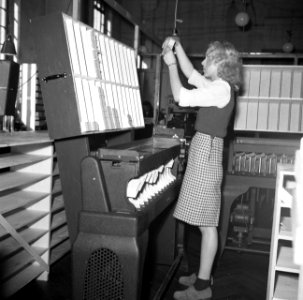 Vrouw bij een sorteermachine, Bestanddeelnr 254-2231