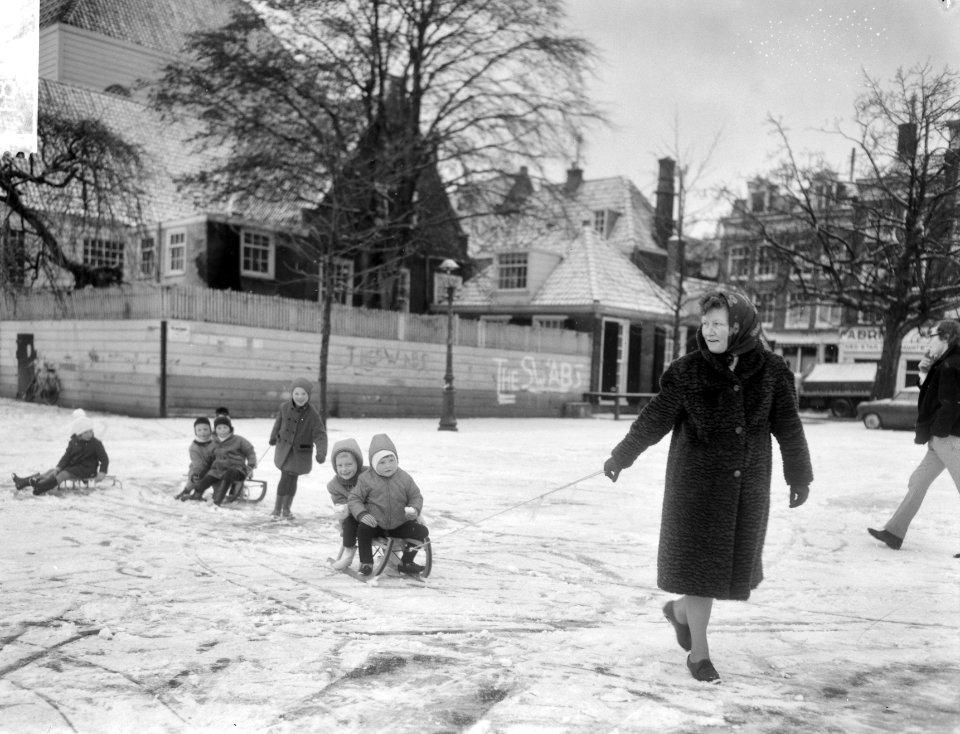 Vrouw bij het trekken van twee kinderen op een sleetje, Bestanddeelnr 918-4708