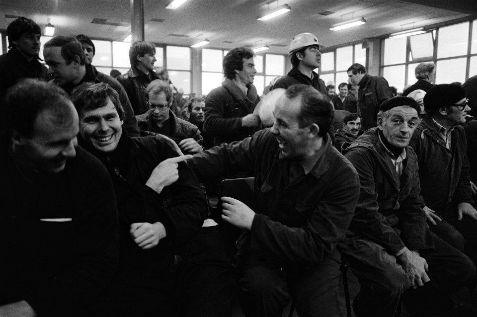 Vrolijke ADM-ers na de stemming, Bestanddeelnr 932-4675