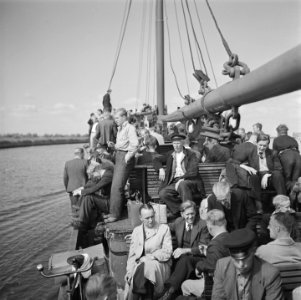 Vrijwilligers helpen de boeren in de Noordoostpolder, Bestanddeelnr 900-5629