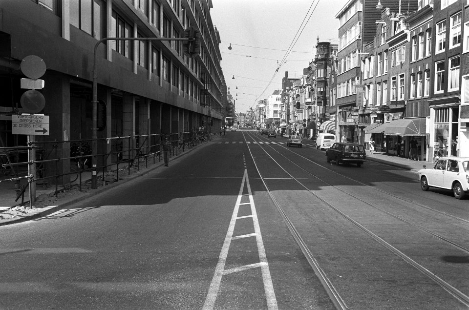 Vrijwel lege Vijzelstraat, Amsterdam, Bestanddeelnr 926-4991
