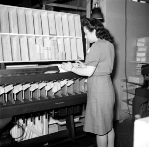 Vrouw bij een sorteermachine, Bestanddeelnr 254-2223