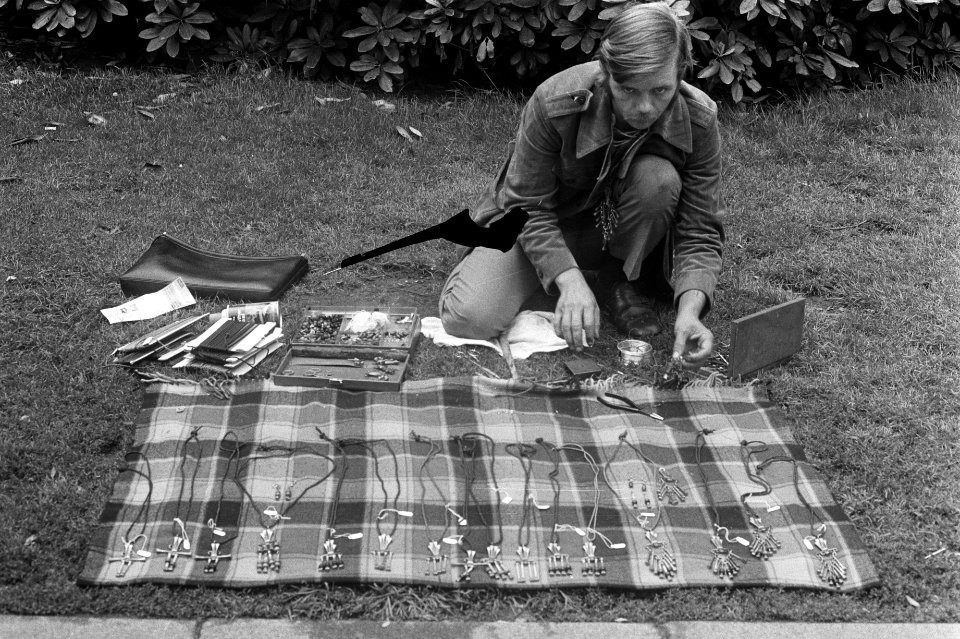 Vrijmarkt op Leidsebosje Amsterdam, bord, verkoper, Bestanddeelnr 924-8096