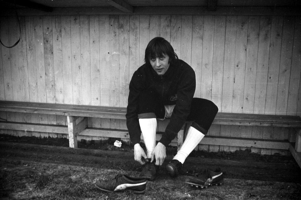 Vriendschappelijke wedstrijd Haarlem tegen Ajax, Cruijff probeert voetbalschoene, Bestanddeelnr 925-3488