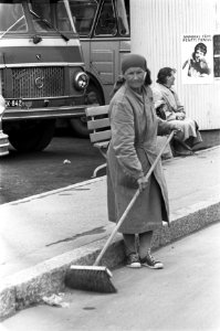 Vrouw bezig met straatvegen, Bestanddeelnr 920-4670