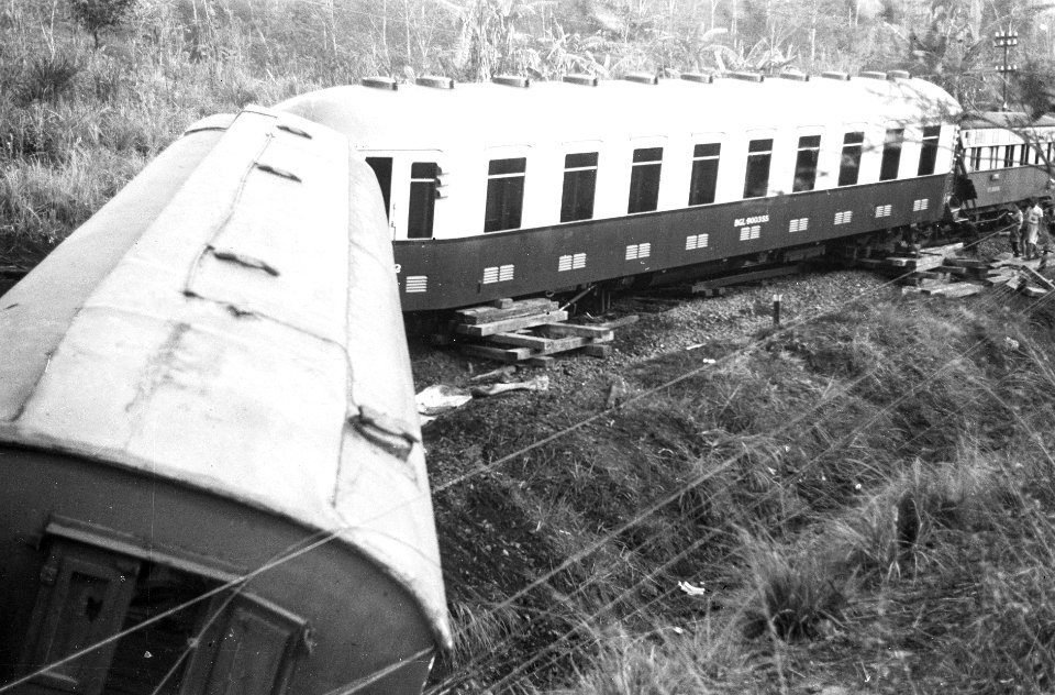 Vrijdagmiddag, 22 oktober 1948 is de sneltrein Batavia-Bandoeng te 16.50 uur twe, Bestanddeelnr 1265