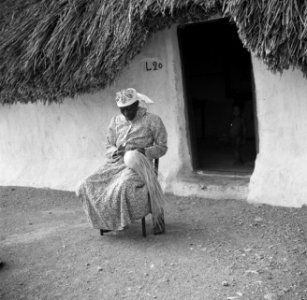 Vrouw bezig met het maken van een strooien hoed in het dorp Lagoen op Curaçao, Bestanddeelnr 252-7483