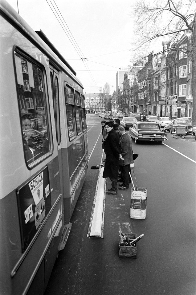 Vrij baan voor de tram, gemeentewerken bezig met plaatsen van witte betonrand, Bestanddeelnr 920-1314