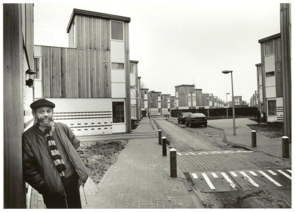 Vrijstaande houtskeletwoningen ontworpen door Mike Janga(links op de foto) aan de Corrie ten Boomstraat. De gemetselde benedenbouw is versierd met hexagrammen uit het Chinese orakelboek I Ch, NL-HlmNHA 54036130