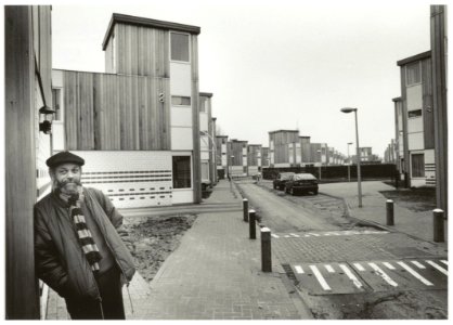 Vrijstaande houtskeletwoningen ontworpen door Mike Janga(links op de foto) aan de Corrie ten Boomstraat. De gemetselde benedenbouw is versierd met hexagrammen uit het Chinese orakelboek I Ch, NL-HlmNHA 54036130