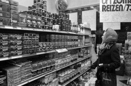 Vrouw bij pakken koffie in supermarkt, opdracht Volkskrant, Bestanddeelnr 926-0790