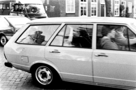 Vrijlaten kinderen op eerst in beslag genomen film ouders met kinderen in autos, Bestanddeelnr 929-2008