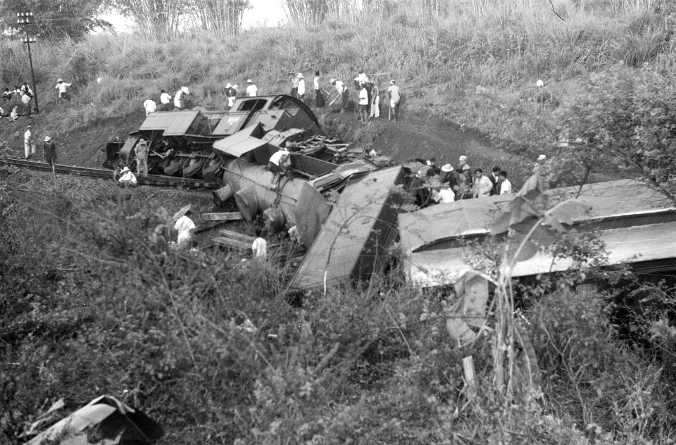 Vrijdagmiddag, 22 oktober 1948 is de sneltrein Batavia-Bandoeng te 16.50 uur twe, Bestanddeelnr 1261