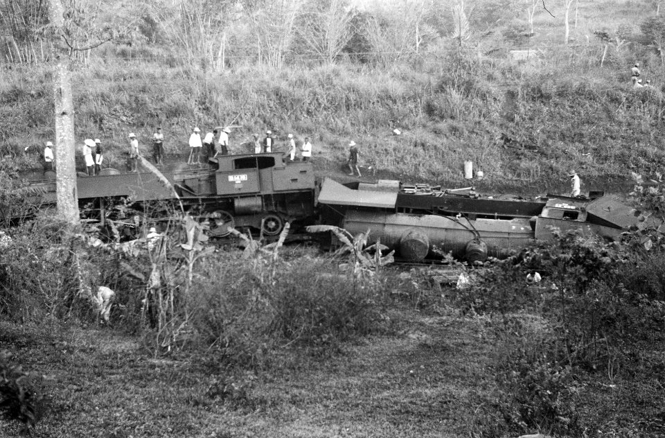 Vrijdagmiddag, 22 oktober 1948 is de sneltrein Batavia-Bandoeng te 16.50 uur twe, Bestanddeelnr 1260