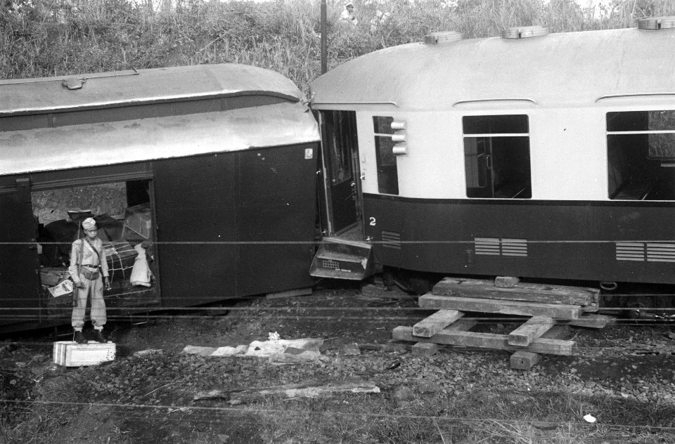 Vrijdagmiddag, 22 oktober 1948 is de sneltrein Batavia-Bandoeng te 16.50 uur twe, Bestanddeelnr 1273