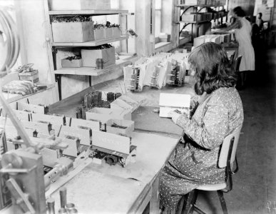 Vrouw bezig met het monteren van de spoelen, Bestanddeelnr 252-0469