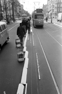 Vrij baan voor de tram op de Overtoom, Amsterdam, Bestanddeelnr 920-1316
