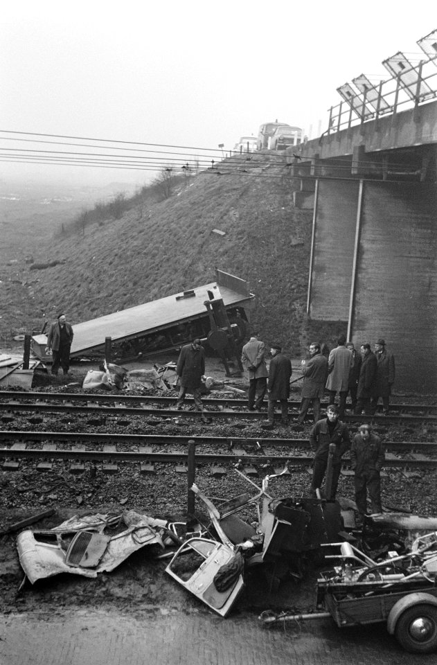 Vrachtwagen van viaduct gestort op spoorbaan, Bestanddeelnr 922-1934