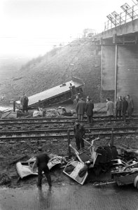 Vrachtwagen van viaduct gestort op spoorbaan, Bestanddeelnr 922-1932