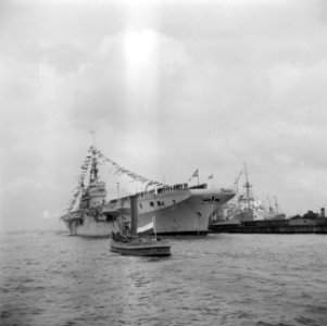 Vrijdagmiddag. Het vliegkampschip Karel Doorman behoorde tot de Marine-eenhede, Bestanddeelnr 255-7291