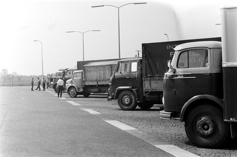 Vrachtrijders in moeilijkheden aan de grens, hier te Berg Een der Duitse chauffe, Bestanddeelnr 921-2754
