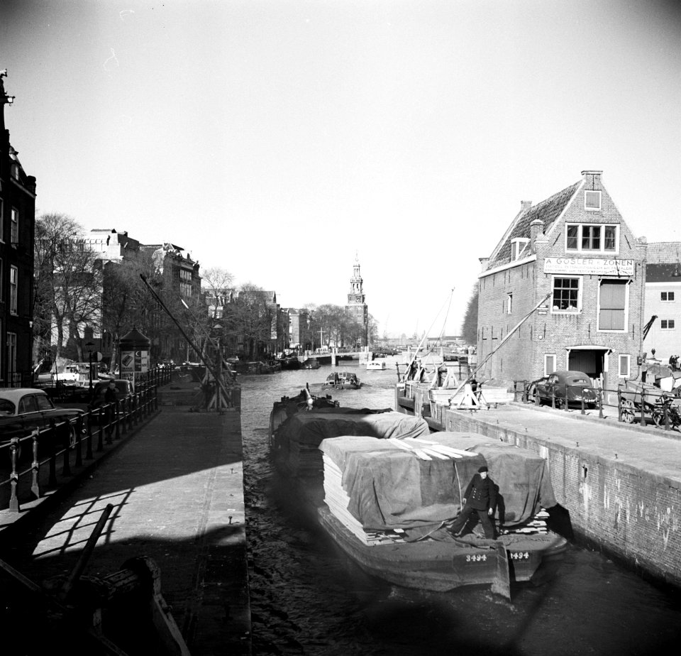 Vrachtschepen in de St Anthoniesluis, met op de achtergrond de Oude Schans en d, Bestanddeelnr 254-3265