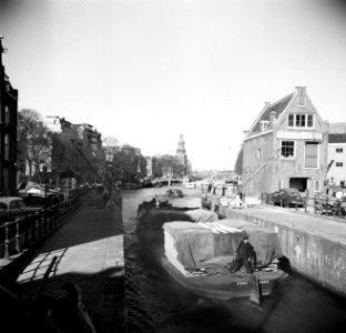Vrachtschepen in de St Anthoniesluis, met op de achtergrond de Oude Schans en d, Bestanddeelnr 254-3265