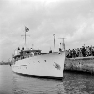 Vrijdagmiddag. Nationale Vlootschouw op het Buiten-IJ in Amsterdam. Het koninkli, Bestanddeelnr 255-7213