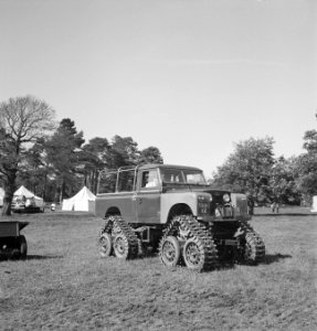 Vrachtwagens, rupsbanden, tenten, grasvelden, bomen, Bestanddeelnr 251-9932