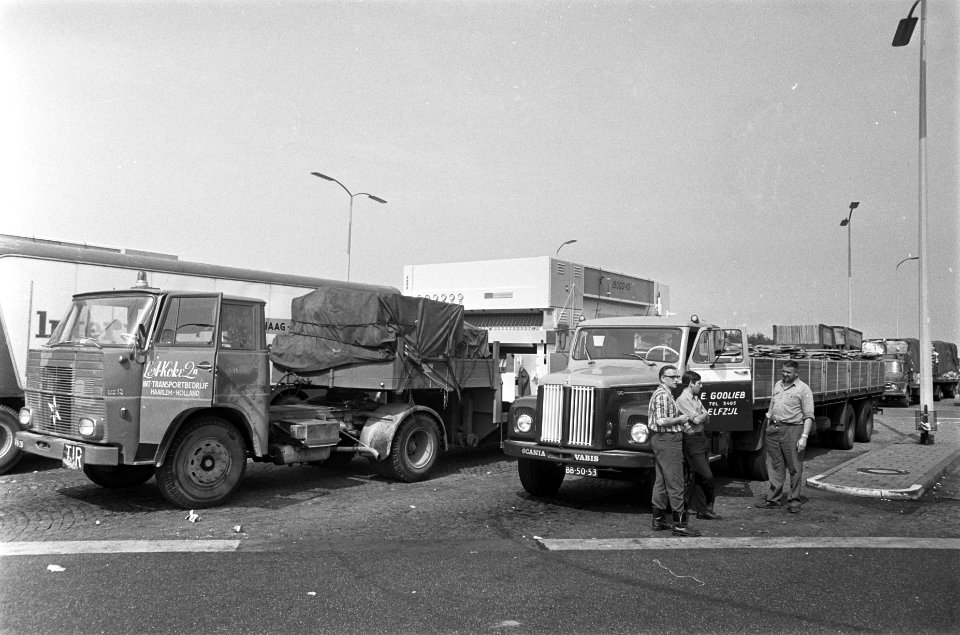 Vrachtrijders in moeilijkheden aan de grens, hier te Berg Een der Duitse chauffe, Bestanddeelnr 921-2752
