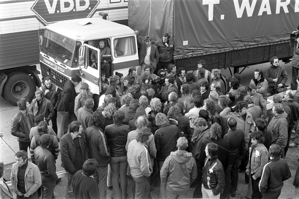 Vrachtwagenchauffeurs blokkeren grensovergang uit protest tegen verplichte tach…, Bestanddeelnr 927-6100
