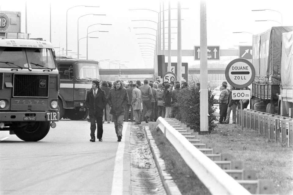 Vrachtwagenchauffeurs blokkeren grensovergang uit protest tegen verplichte tach…, Bestanddeelnr 927-6097