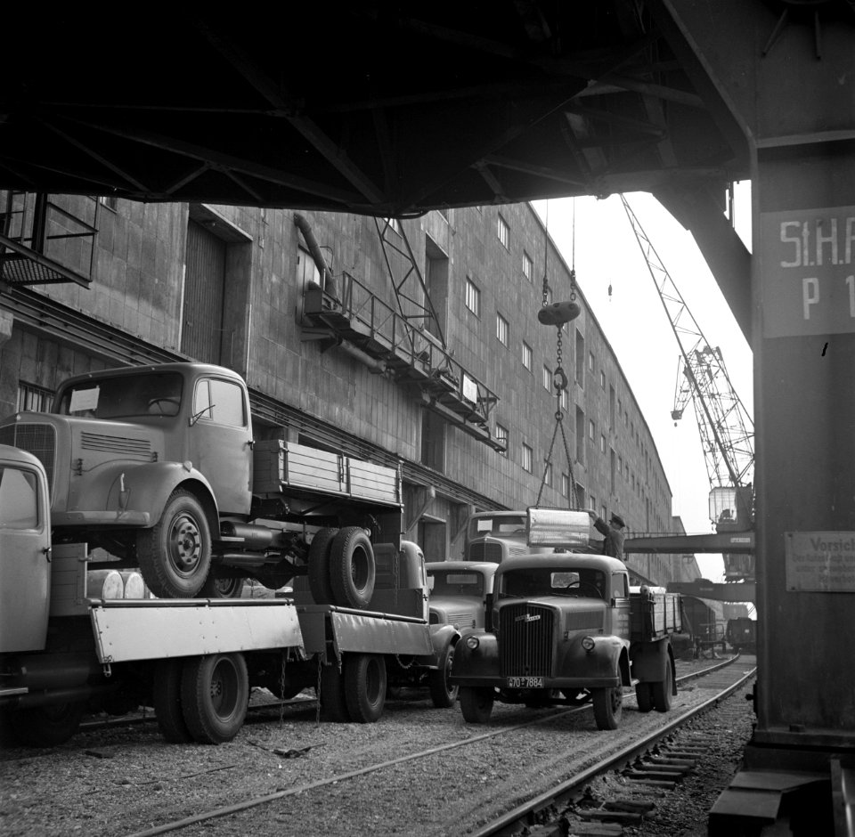 Vrachtwagens Mercedes Benz type L en Opel Blitz op de kade bij rederij Damco in…, Bestanddeelnr 254-1190