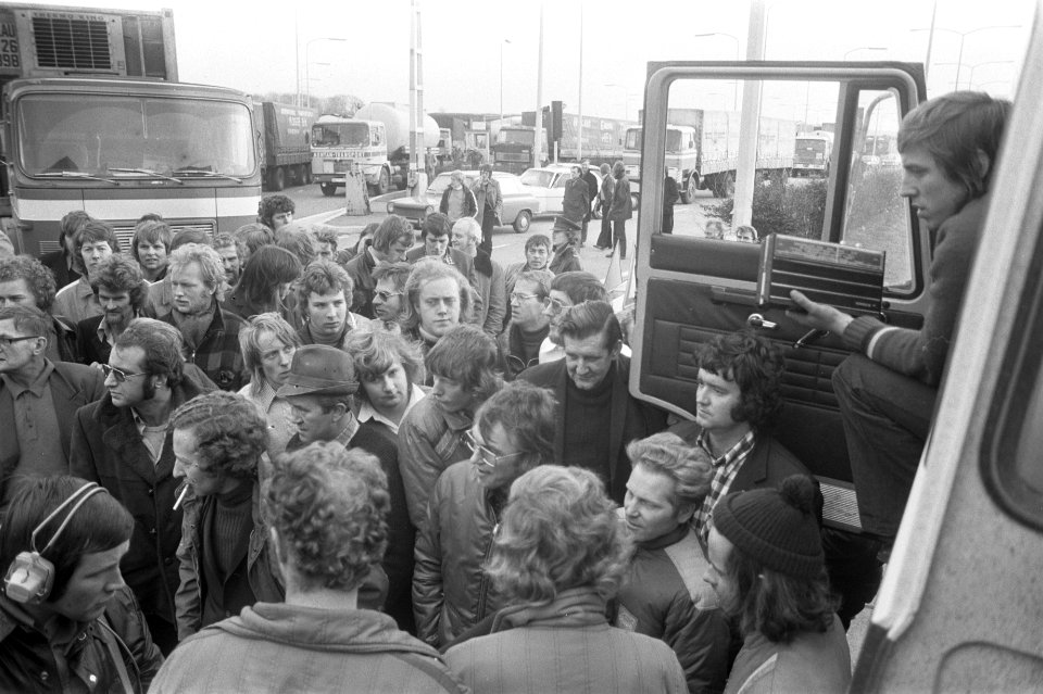Vrachtwagenchauffeurs blokkeren grensovergang uit protest tegen verplichte tach…, Bestanddeelnr 927-6093