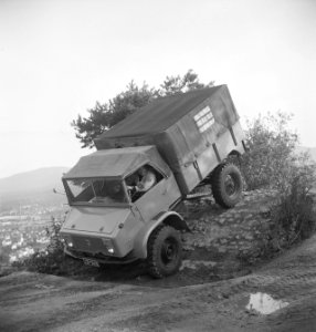 Vrachtwagens, chauffeurs, heuvels, sttruiken, Bestanddeelnr 251-8982