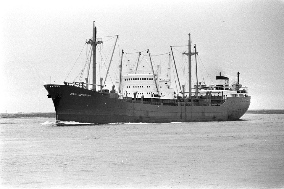 Vrachtschip Birte Oldendorff , geladen met Chileens koper bij Hoek van Holland, Bestanddeelnr 925-9525