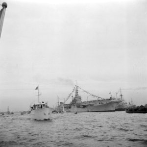 Vrijdagmiddag. Het vliegkampschip Karel Doorman behoorde tot de Marine-eenhede, Bestanddeelnr 255-7292