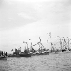 Vrijdagmiddag. Nationale Vlootschouw van Marine-eenheden, vissersvaartuigen, jac, Bestanddeelnr 255-7216