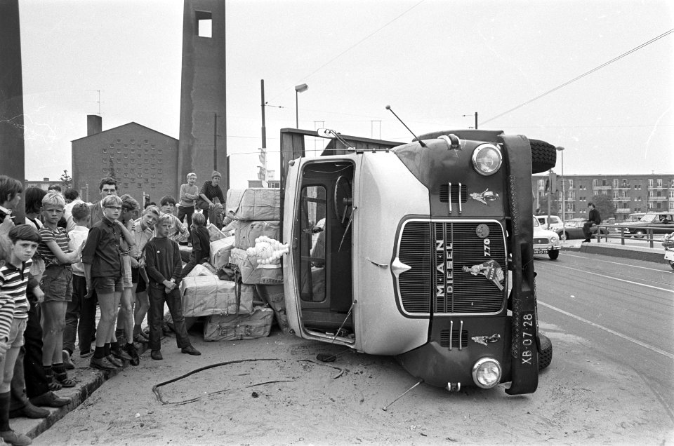 Vrachtwagen op zijn kant op het Bos- en Lommerplein. Op de achtergrond de (hervo, Bestanddeelnr 920-4866