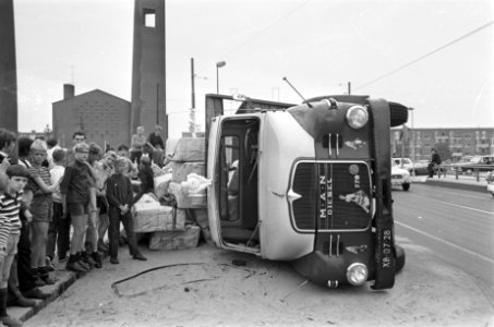 Vrachtwagen op zijn kant op het Bos- en Lommerplein. Op de achtergrond de (hervo, Bestanddeelnr 920-4866