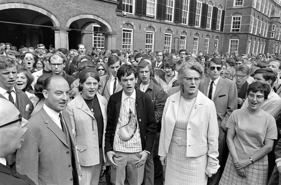 Vredesmars van Rotterdam naar Den Haag , op het Binnenhof v.l.n.r. drs. Schmelze, Bestanddeelnr 920-3244