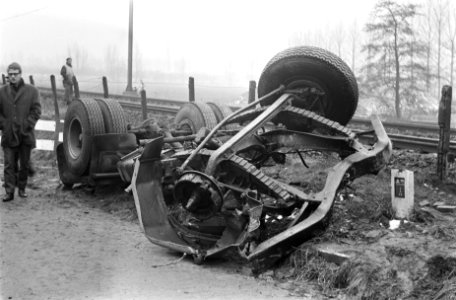 Vrachtwagen van viaduct gestort op spoorbaan, Bestanddeelnr 922-1933