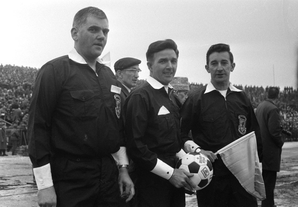 Vorwarts Berlin tegen Feyenoord 1-0 in Europa Cup I . Scheidsrechter Ken Jones e, Bestanddeelnr 923-3161