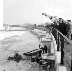 Vrachtwagen door leuning van Schellingwouderbrug, overzicht werkzaamheden om vra, Bestanddeelnr 917-2863