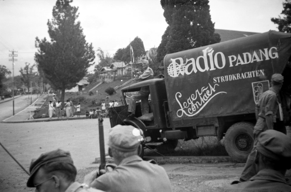 Vrachtwagen van Radio Padang staat geparkeerd in een Europese woonwijk, Bestanddeelnr 15681