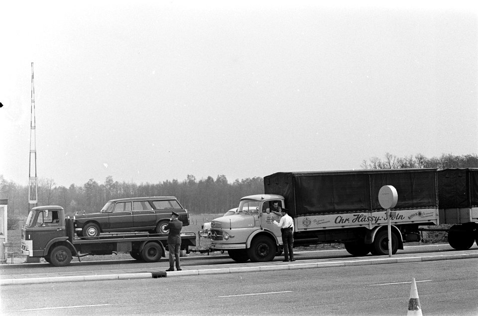 Vrachtrijders in moeilijkheden aan de grens, hier te Berg Nederlandse douane en , Bestanddeelnr 921-2749
